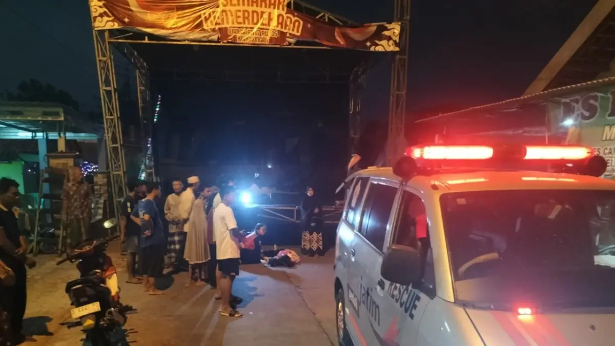 CELAKA: Petugas PMI Kabupaten Mojokerto mengevakuasi korban kecelakaan lalu lintas setelah menabrak panggung kegiatan Agustusan di Desa Lengkong, Kecamatan Mojoanyar, Minggu (23/8). (dok PMI Kabupaten Mojokerto for JPRM)