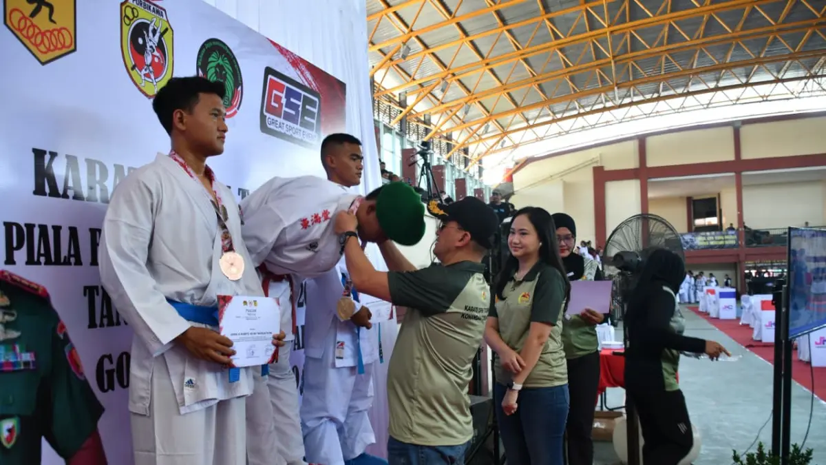  Danrem 082/CPYJ Kolonel Inf. Batara Alex Bulo bersama istri memberikan medali kepada para juara di Kejuaraan Karate Open Tournament yang memperebutkan Piala Danrem 082 CPYJ, Minggu (23/8). (dok Penerangan Korem 082/CPYJ for JPRM)