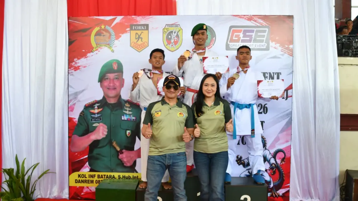  Danrem 082/CPYJ Kolonel Inf. Batara Alex Bulo bersama istri usai memberikan medali kepada para juara di Kejuaraan Karate Open Tournament yang memperebutkan Piala Danrem 082 CPYJ, Minggu (23/8). (dok Penerangan Korem 082/CPYJ for JPRM)
