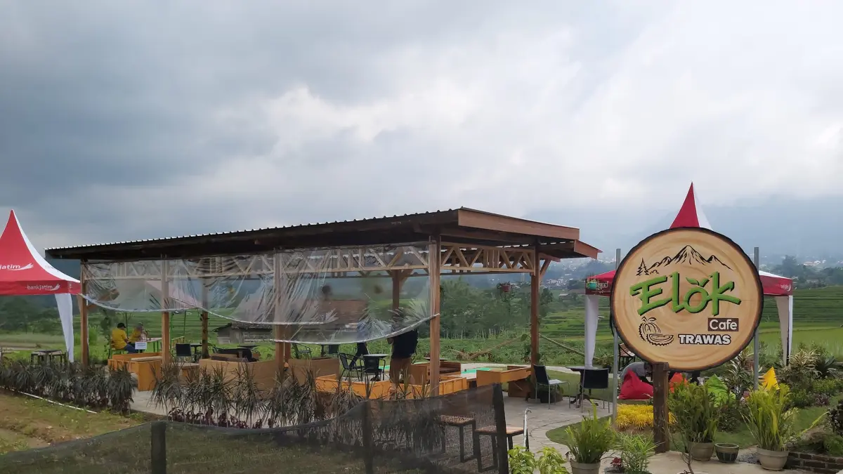 Elok Cafe Trawas, Nikmati pemandangan Gunung Welirang dan sawah hijau dengan menu ramah kantong.