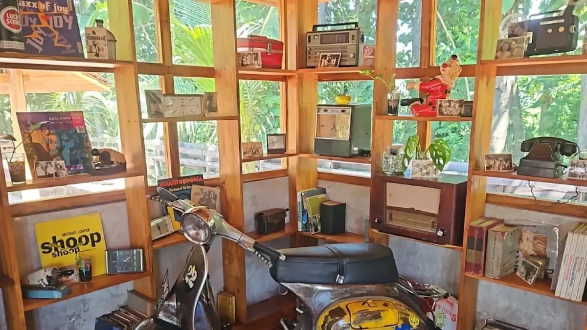 Koleksi barang klasik dan skuter retro menghiasi salah satu sudut Malika Coffee House. Konsep vintage tersebut menjadi daya tarik tersendiri bagi pengunjung yang ingin menikmati suasana nongkrong sekaligus berburu foto estetik.