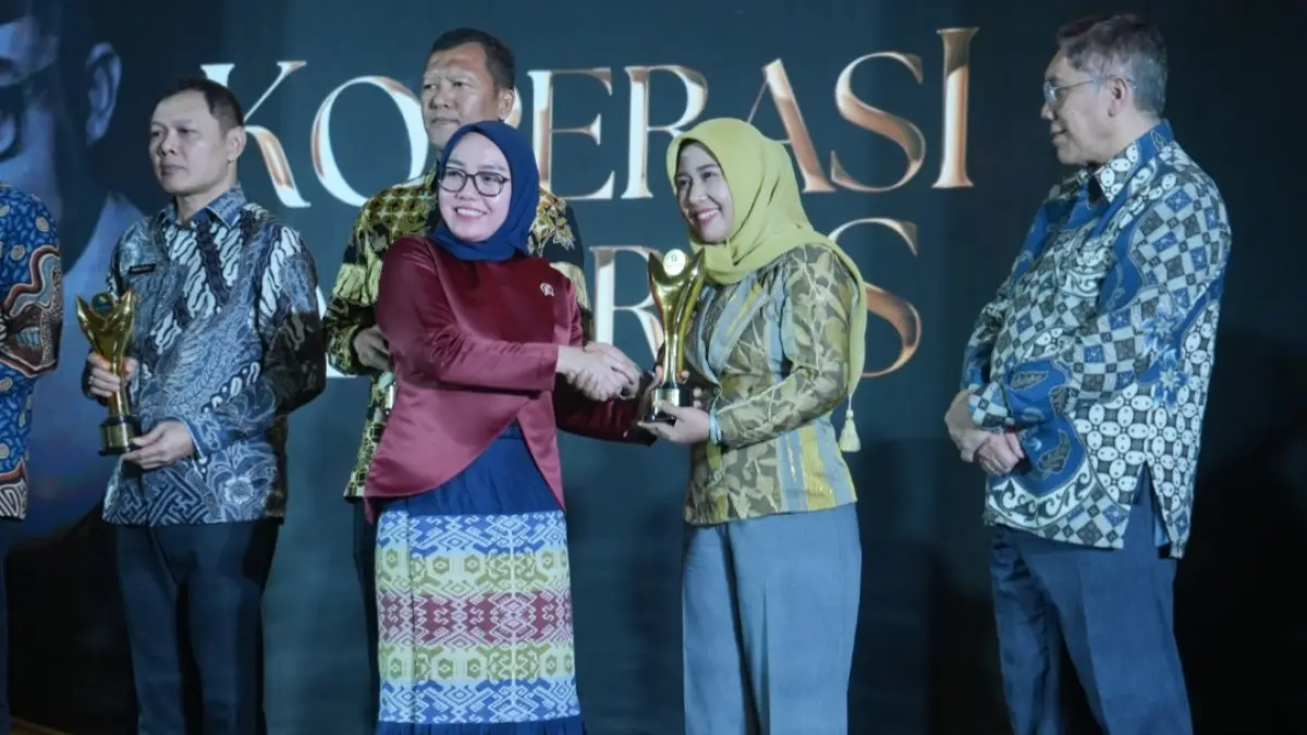 MEMBANGGAKAN: Wali Kota Mojokerto Ika Puspitasari menerima piala penghargaan Bakti Koperasi Nayaka Mahambara dari Wakil Menteri Koperasi Farida Farichah di ajang Koperasi Award 2026, di Jakarta, Kamis (20/8). (dok Pemkot Mojokerto for JPRM)