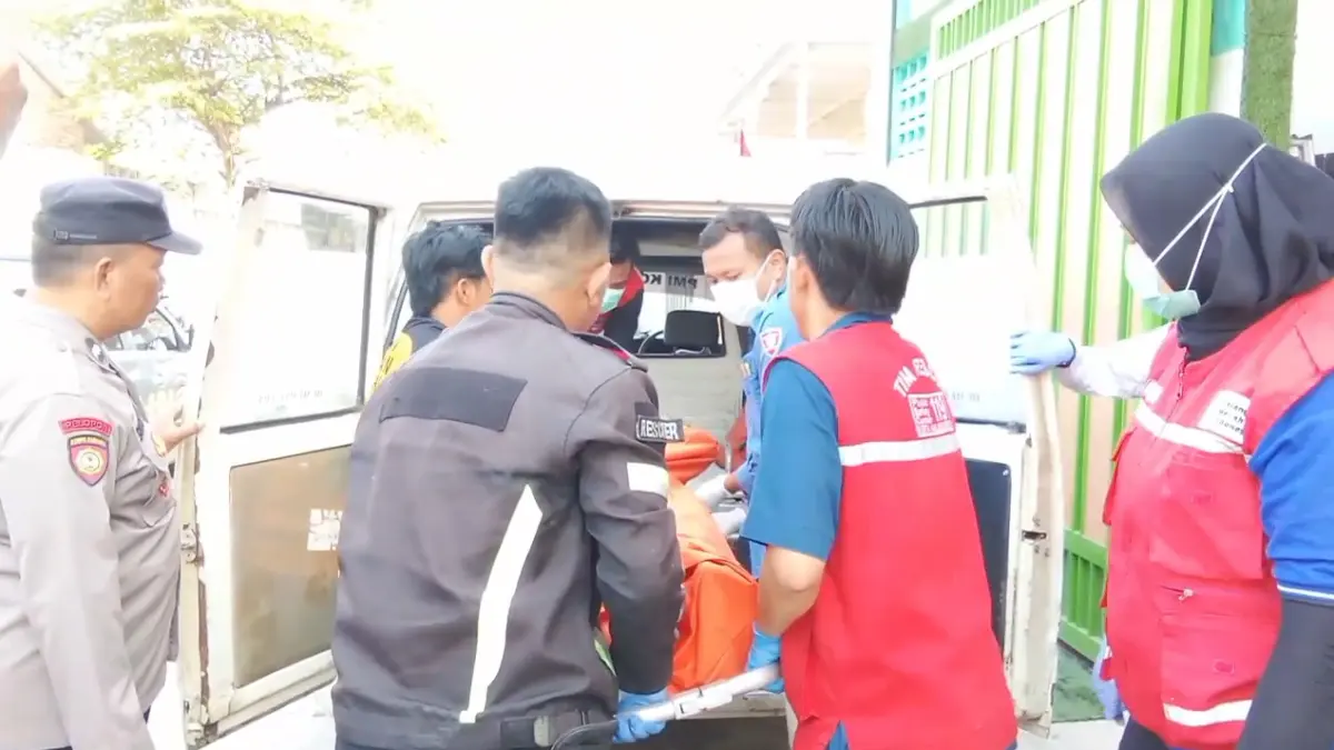 NAHAS: Petugas mengevakuasi jasad Edy Sutanto menuju kamar jenazah RSUD dr Wahidin Sudiro Husodo Kota Mojokerto untuk divisum, Sabtu (22/8). (Martda/JPRM)