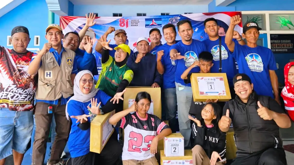Para pemenang lomba Agustusan yang digelar di Kantor DPC Demokrat Kabupaten Mojokerto, Minggu (23/8).