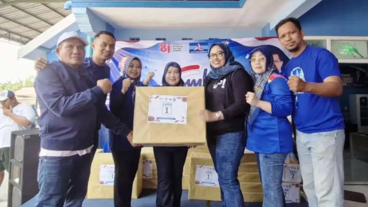 Para pemenang lomba Agustusan yang digelar di Kantor DPC Demokrat Kabupaten Mojokerto, Minggu (23/8).