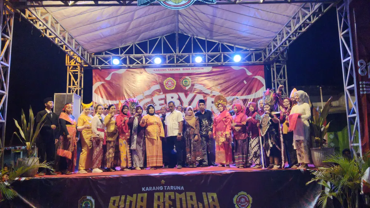 PUNCAK PERAYAAN: Kepala Desa Gunungsari Susanto bersama warga Dusun Manyarsari yang tampil dengan beragam kostum adat Nusantara saat Gebyar Seni, Sabtu (22/8). (Indah JPRM)