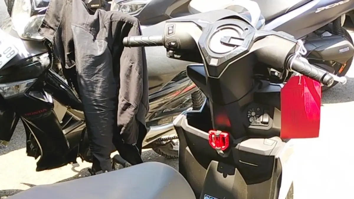 SARANA KEJAHATAN: Motor matik milik Tommy diamankan polisi sebagai barang bukti atas dugaan kasus rudapaksa disertai perampasan. (Martda/JPRM)