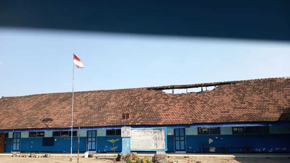 TERDAMPAK: Kondisi bagian atap bangunan di dua ruang SMK Muhammadiyah 2 Kutorejo, Kabupaten Mojokerto yang terdampak kebakaran pada Minggu (23/8). (Rizal JPRM)