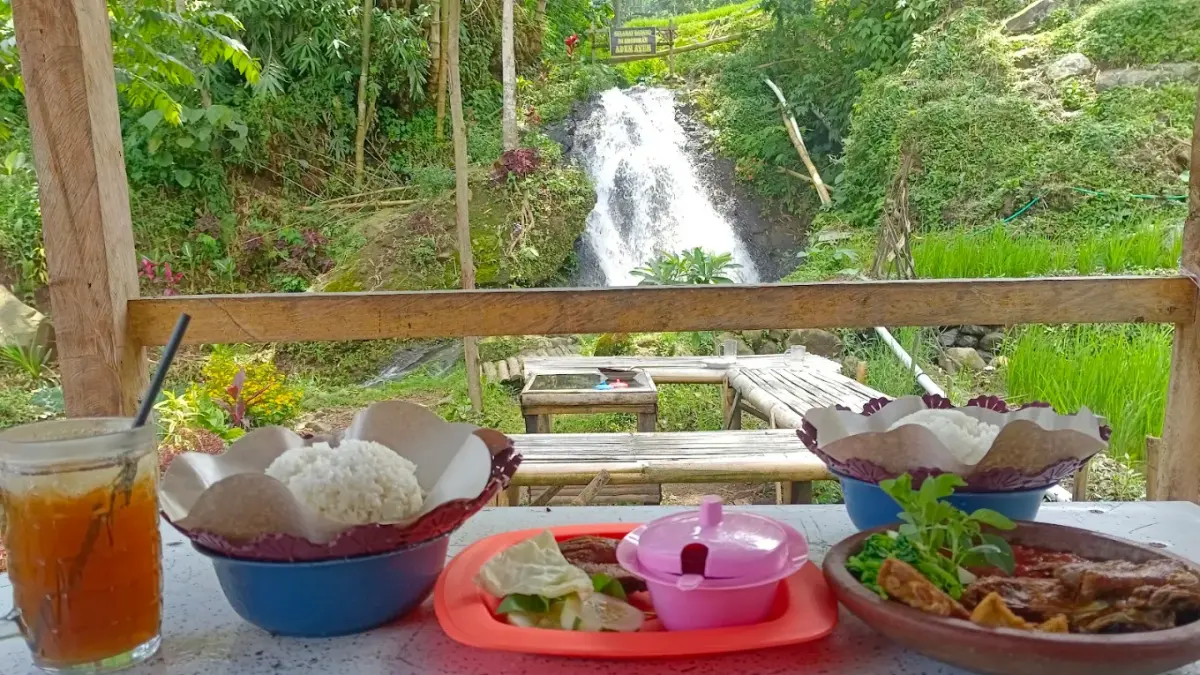 Warung Adem Ayem tawarkan sensasi makan lesehan di tepi sungai jernih dan air terjun mini.