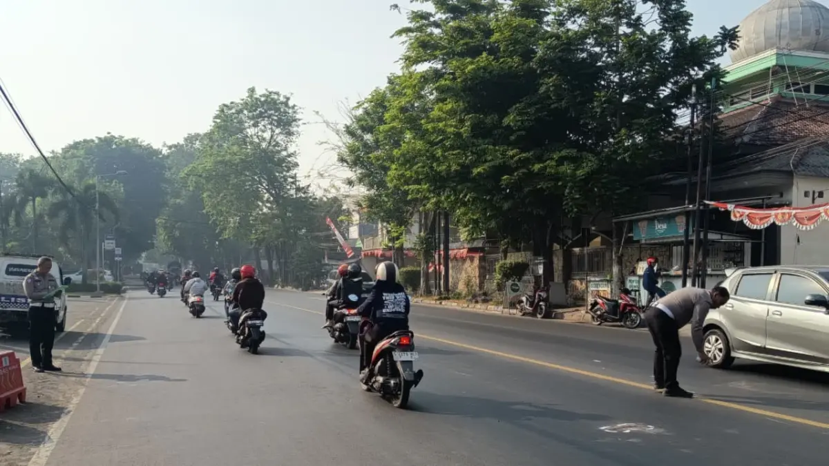 DEPAN MAPOLRES: Petugas Unit Gakkum Satlantas Polres Mojokerto melakukan olah TKP kecelakaan lalu lintas di Jalan Raya Gajah Mada, Desa Menanggal, Kecamatan Mojosari, Senin (24/8). (Rizal/JPRM)