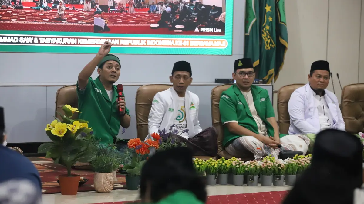 EVALUASI: Gus Sa’dulloh Syarofi bersama jajaran pimpinan PC GP Ansor Kota Mojokerto menyampaikan ceramah saat Gebyar Maulid Nabi Muhammad SAW di Pondok Pesantren Al-Multazam Tiga, Jumat (21/8). (Farisma/JPRM)
