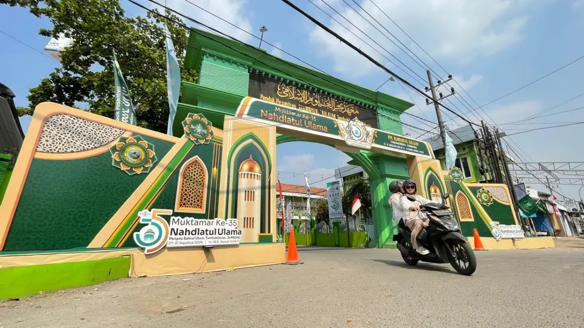 GERBANG UTAMA: Pengendara melintasi pintu masuk lingkungan Pondok Pesantren Bahrul Ulum Tambakberas, Jombang, lokasi pelaksanaan Muktamar ke-35 NU. (Chariris/JPRM)