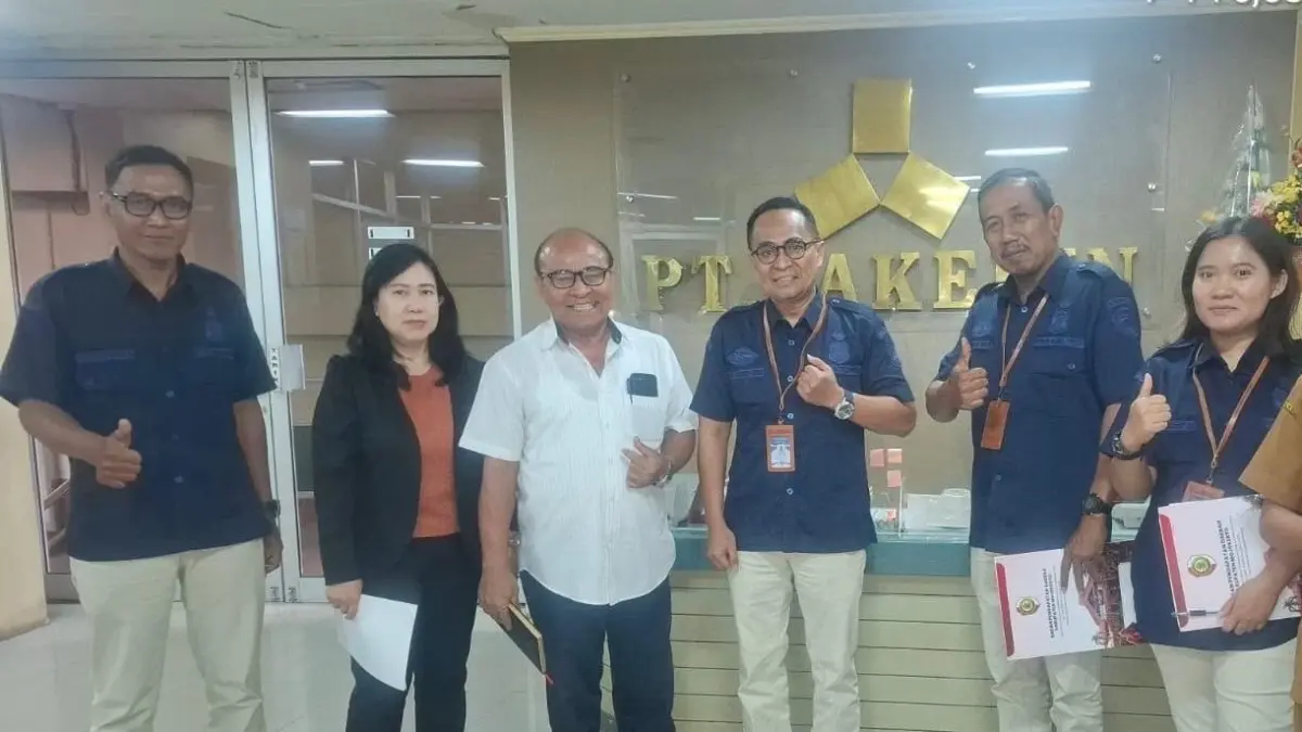 LANGKAH TEGAS: Juru sita Bapenda Kabupaten Mojokerto menyampaikan surat paksaan kepada perusahaan yang menunggak pajak sebagai penerapan aturan penagihan piutang, beberapa waktu lalu. (Dori JPRM)