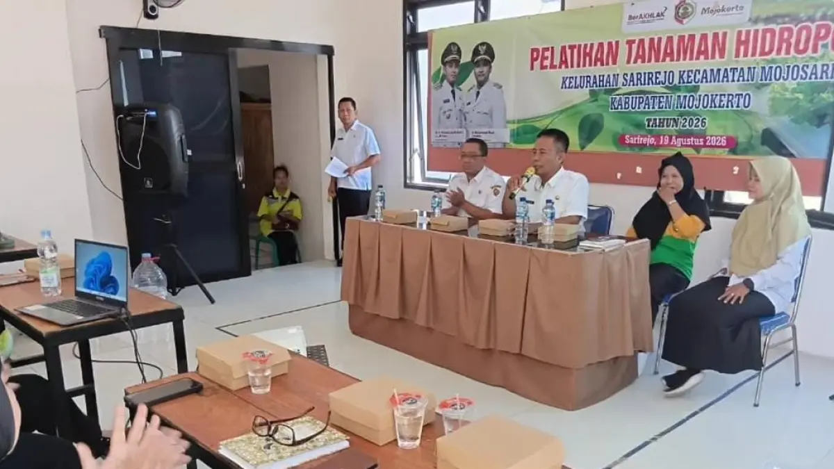 MANDIRI: Lurah Sarirejo Purwo Edi Susanto saat mendampingi peserta pelatihan budi daya tanaman hidroponik untuk membentuk ketahanan pangan keluarga. (Rizal JPRM)