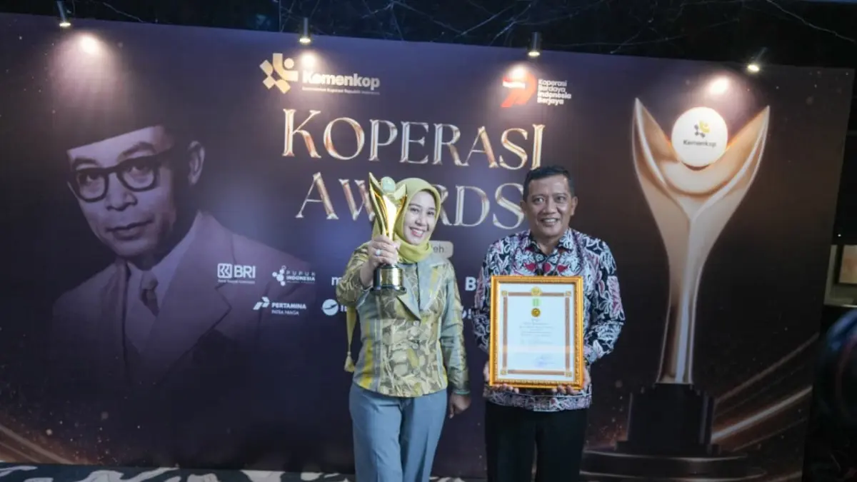 BUAH KONSISTENSI: Wali Kota Mojokerto Ika Puspitasari didampingi Kepala Diskopukmperindag Kota Mojokerto Amin Wachid menunjukkan piala dan piagam penghargaan Bakti Koperasi Nayaka Mahambara dari Kementerian Koperasi di ajang Koperasi Award 2026, di Jakarta, Kamis (20/8).