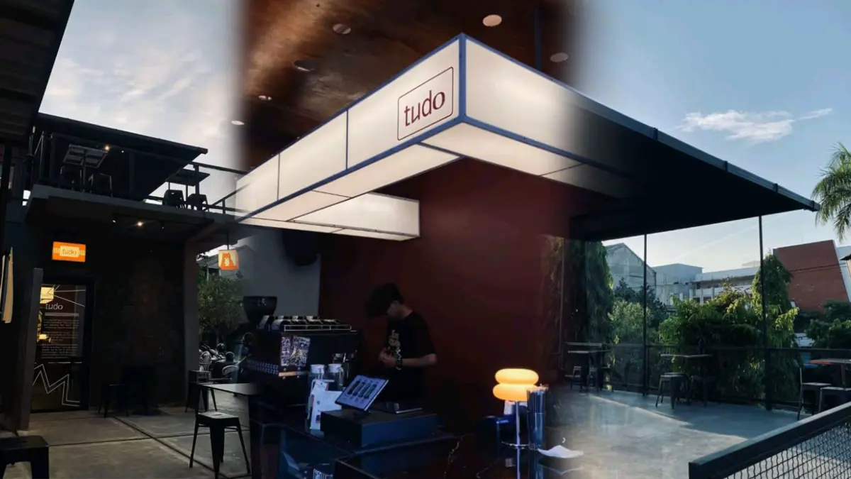 Tampak depan dan dalam Tudo Frequency Cafe, kafe yang cocok untuk mahasiswa dan pelajar, bahkan pekerja kantoran yang mencari tempat WFC&nbsp;