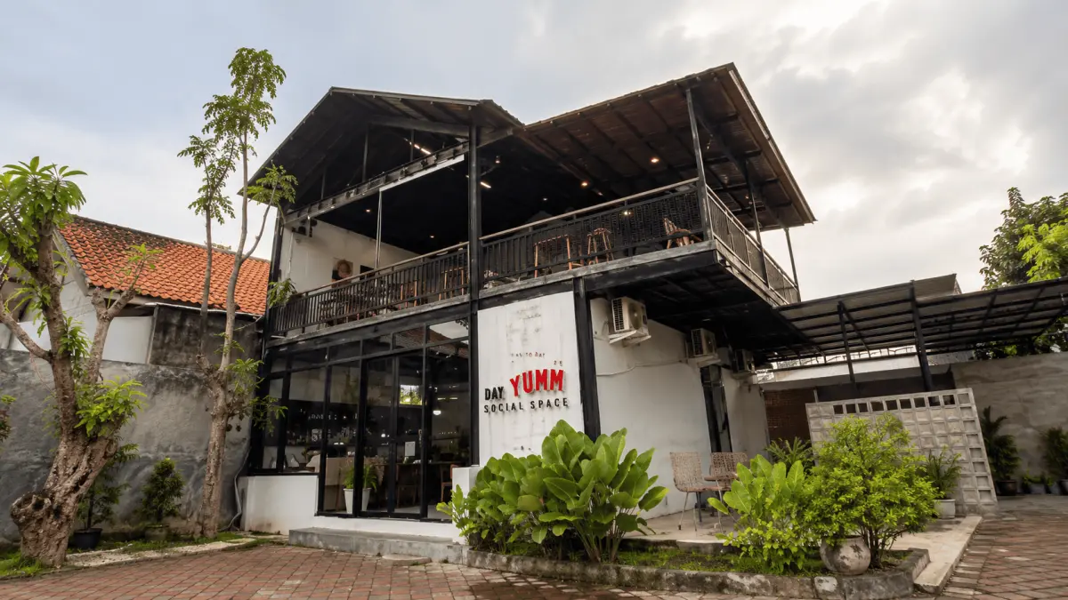 Tampilan depan Cafe Koyam di Mojosari yang mengusung konsep minimalis dengan area dua lantai serta ruang santai indoor hingga semi outdoor.