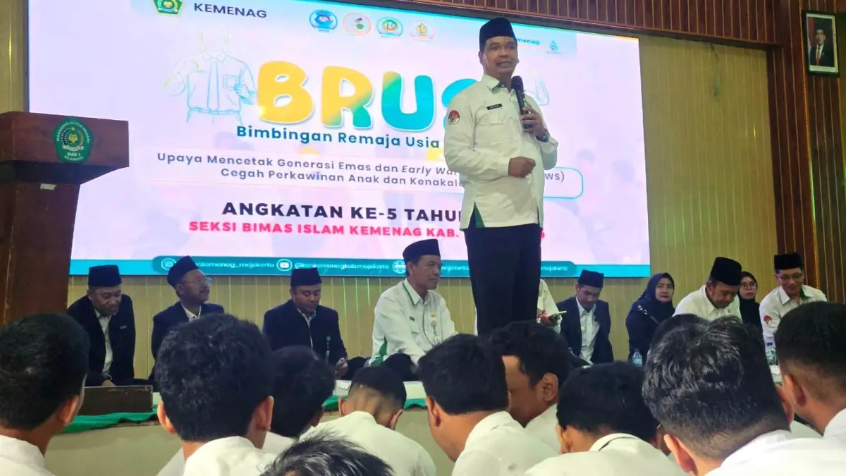 BERDAMPAK: Kepala Kantor Kemenag Kabupaten Mojokerto Muttakin memberikan sambutan saat membuka bimbingan remaja usia sekolah di MAN 1 Mojokerto, Senin (24/8). (Farisma JPRM)