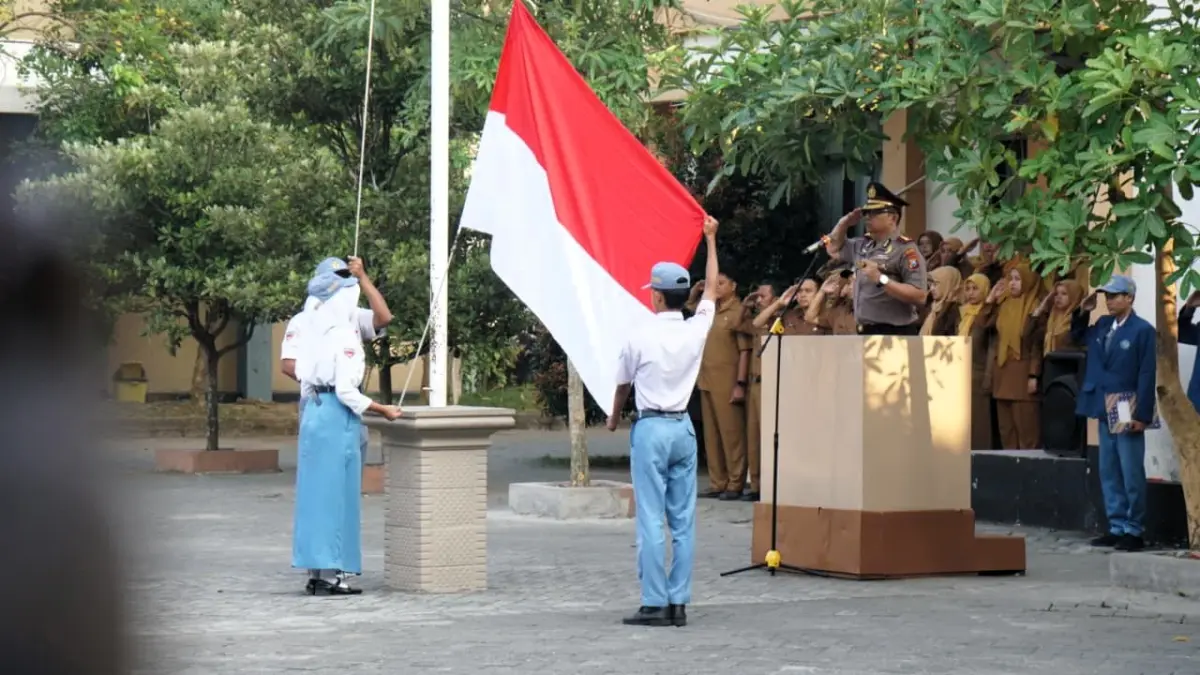 BERI WAWASAN:&nbsp;Kapolres Mojokerto Kota AKBP Herdiawan Arifianto saat melakukan Police Goes to School di SMKN 2 Kota Mojokerto, Senin (24/8).