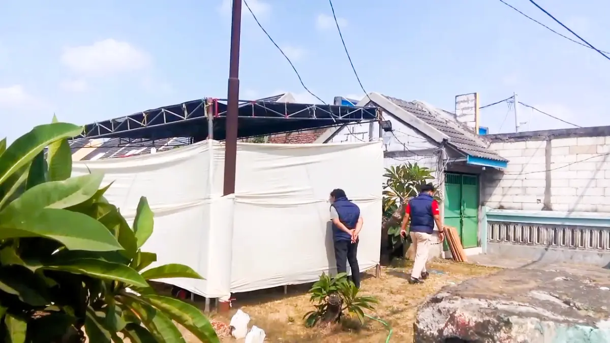 DIUSUT: Satreskrim Polres Mojokerto Kota saat melakukan ekshumasi makam RBG di wilayah Sukodono, Sidoarjo, 31 Juli lalu. (dok JPRM)