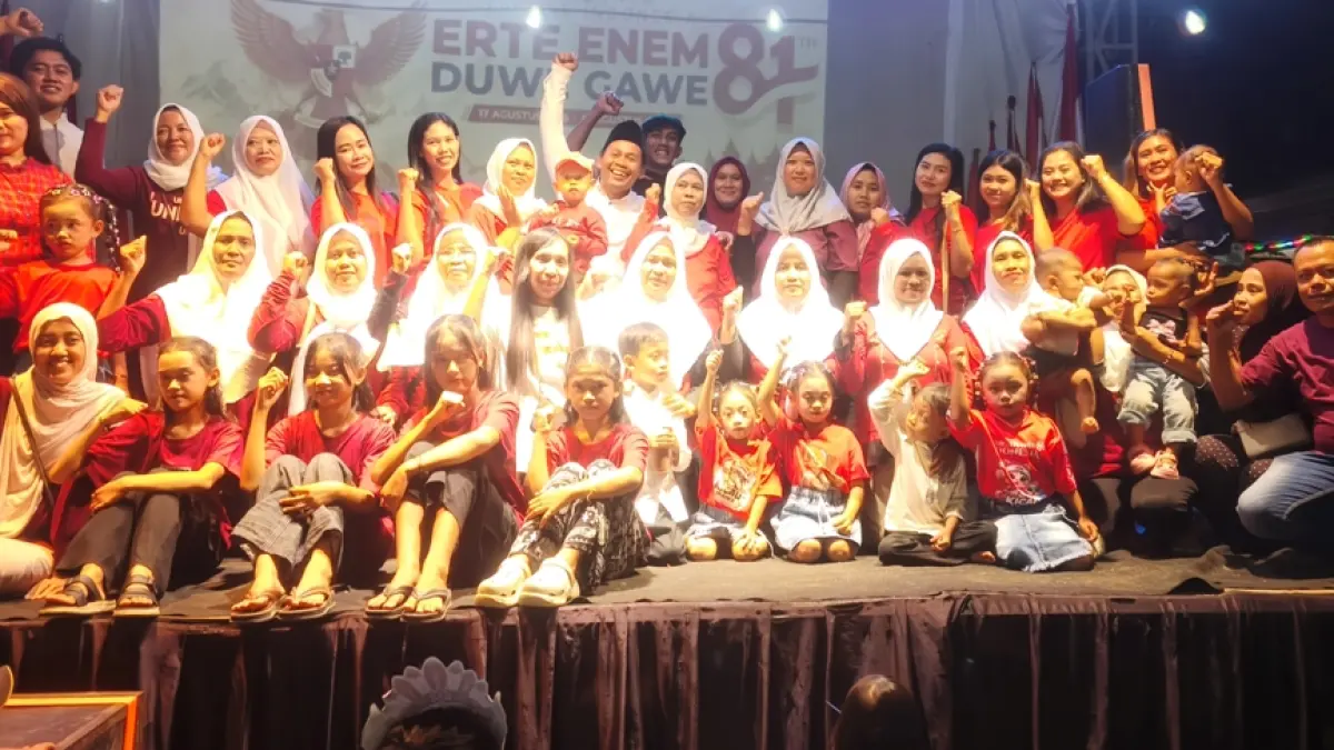 KOMPAK: Ketua RT 06 Desa Jampirogo, Suladi (tengah berpeci) bersama warga setempat. (Dodik/JPRM)