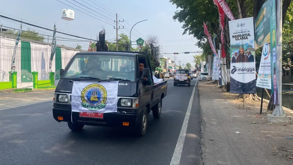 MENUJU KOTA SANTRI: Rombongan pengangkut bantuan logistik dari kader dan alumni saat dalam perjalanan menuju Pondok Pesantren Bahrul Ulum (PPBU) Tambakberas, Jombang, Selasa (25/8). (Chariris/JPRM)