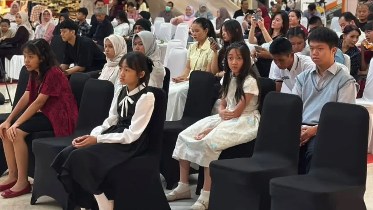 MENUNGGU GILIRAN: Para peserta event sedang menunggu giliran untuk tampil di Grand Atrium Sunrise Mall Mojokerto.