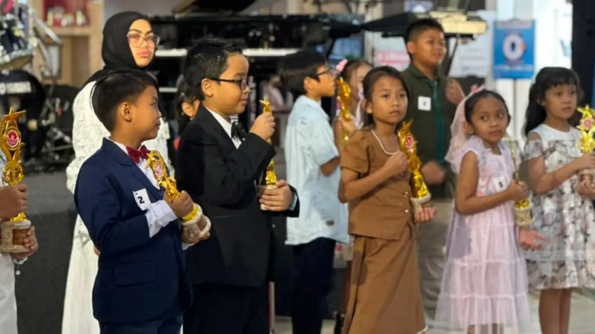 PARA JUARA: Para juara event Istana Music Festival dari berbagai tingkatan pose bersama usai menerima penghargaan. (Dodik/JPRM)
