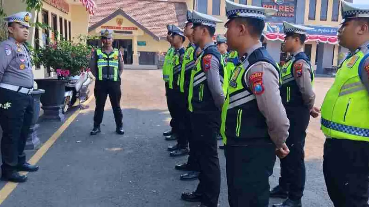 PENGERAHAN: Sejumlah personel Satlantas Polres Mojokerto Kota diberangkatkan ke Jombang usai menjalani apel, Selasa (25/8).
