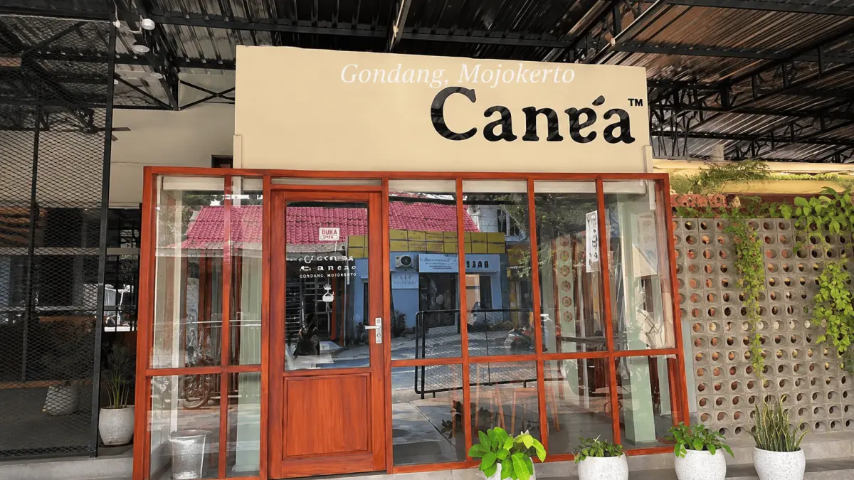 Suasana bagian depan Canea Cafe di Gondang, Mojokerto. Perpaduan desain modern dan ragam menu menjadi daya tarik utama kafe yang menyasar pecinta kuliner.