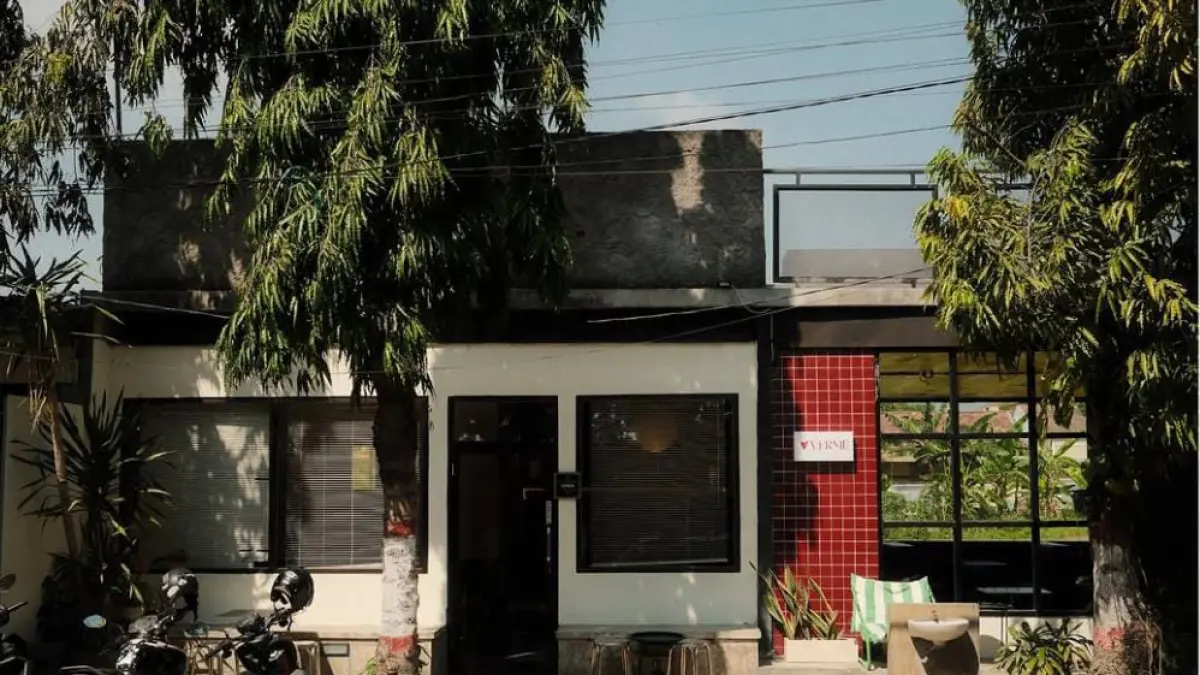 Tampak depan Verme Socialhub di Jalan Suromulang, Surodinawan, Kota Mojokerto, yang menampilkan bagian eksterior kafe dengan konsep estetik dan cozy sebagai salah satu pilihan tempat nongkrong dan WFC.