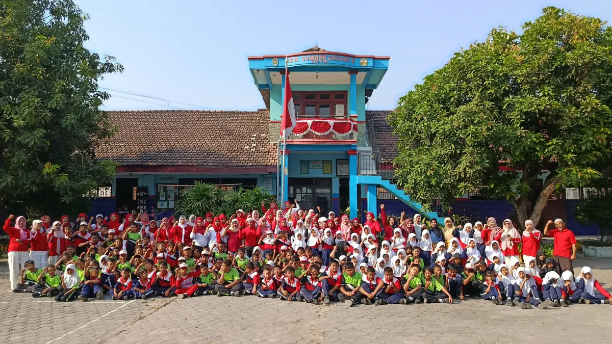 BERBUDAYA LINGKUNGAN: Ratusan siswa dan guru SDN Sumbergirang 2&nbsp;setelah gelaran Lomba Kemerdekaan selama dua hari, Rabu (26/8).&nbsp; (Indah JPRM)