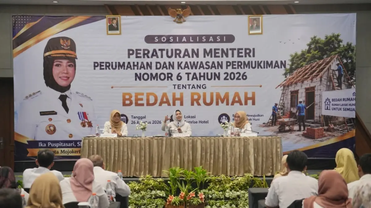 BERI PAPARAN: Wali Kota Mojokerto Ika Puspitasari memberikan sosialisasi regulasi program Bedah Rumah dari Kementerian PKP di Sunrise Hotel Mojokerto, Rabu (26/8). (dok Pemkot Mojokerto for JPRM)