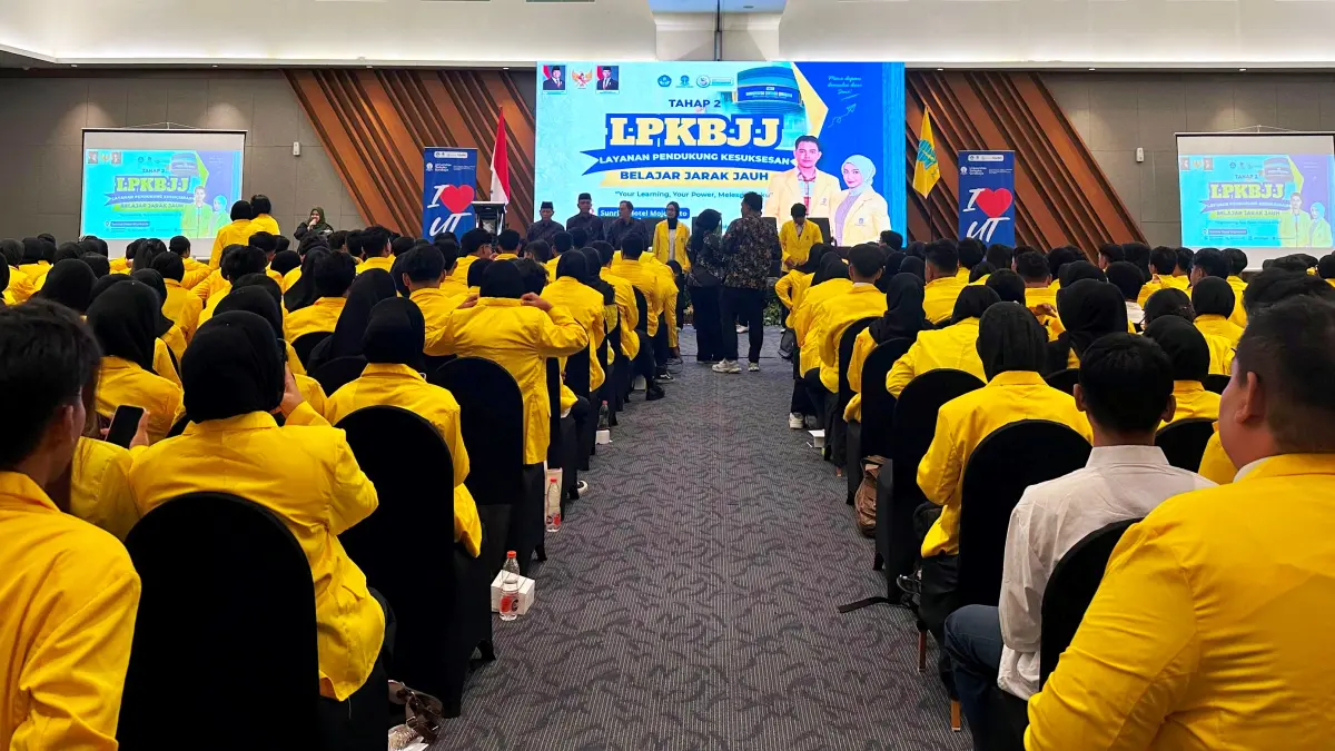 FULL: Sebanyak 751 mahasiswa baru  Universitas Terbuka (UT) wilayah Mojokerto dari berbagai program studi saat acara berlangsung di ballroom Sunrise Hotel Mojokerto. (Dodik JPRM)