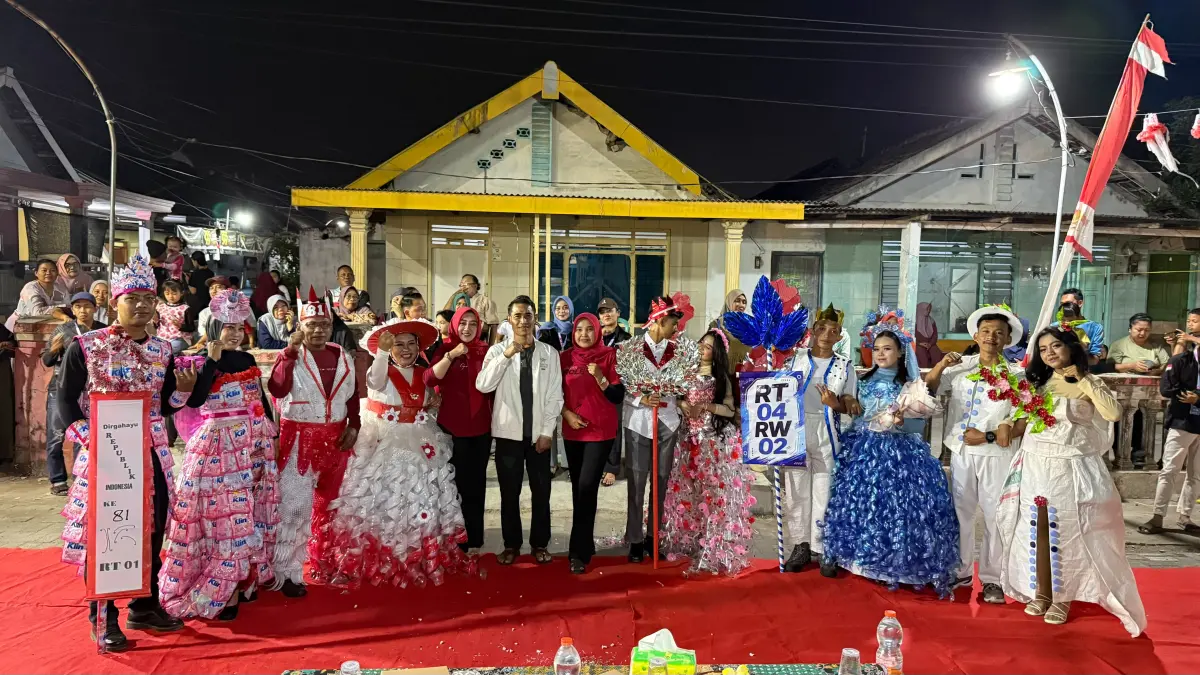 KREATIF: Kepala Desa Jatilangkung, Sugeng Soegianto didampingi istri dan bidan desa bersama peserta lomba fashion di Dusun Jakung, Desa Jatilangkung, Kecamatan Pungging. (Dodik/JPRM)