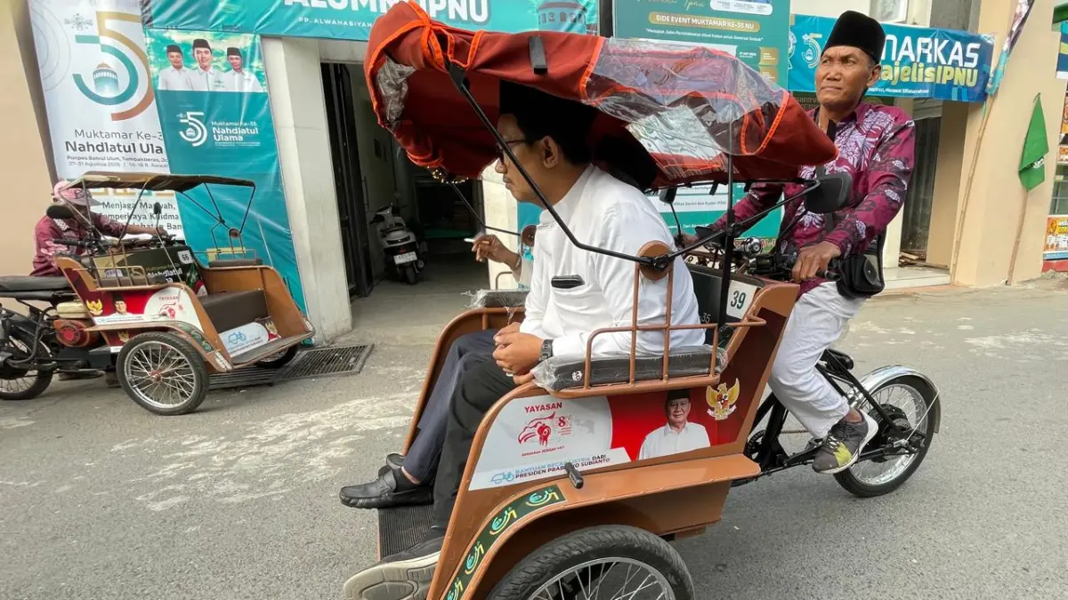 MULAI BEROPERASI: Tamu dan muktamirin menumpang becak listrik gratis menuju tower penginapan di lingkungan Pondok Pesantren Bahrul Ulum (PPBU) Tambakberas, Jombang, Rabu (26/8).