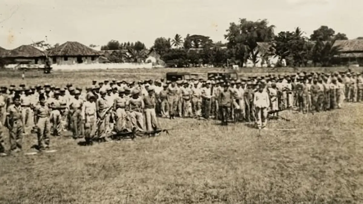 PENYERAHAN KEDAULATAN: Kompi Matosin yang menjadi salah satu dari Pasukan Penggempur Dalam mengikuti upacara pengalihan keamanan di Surabaya pada Desember 1949. (dok koleksi Ayuhanafiq)