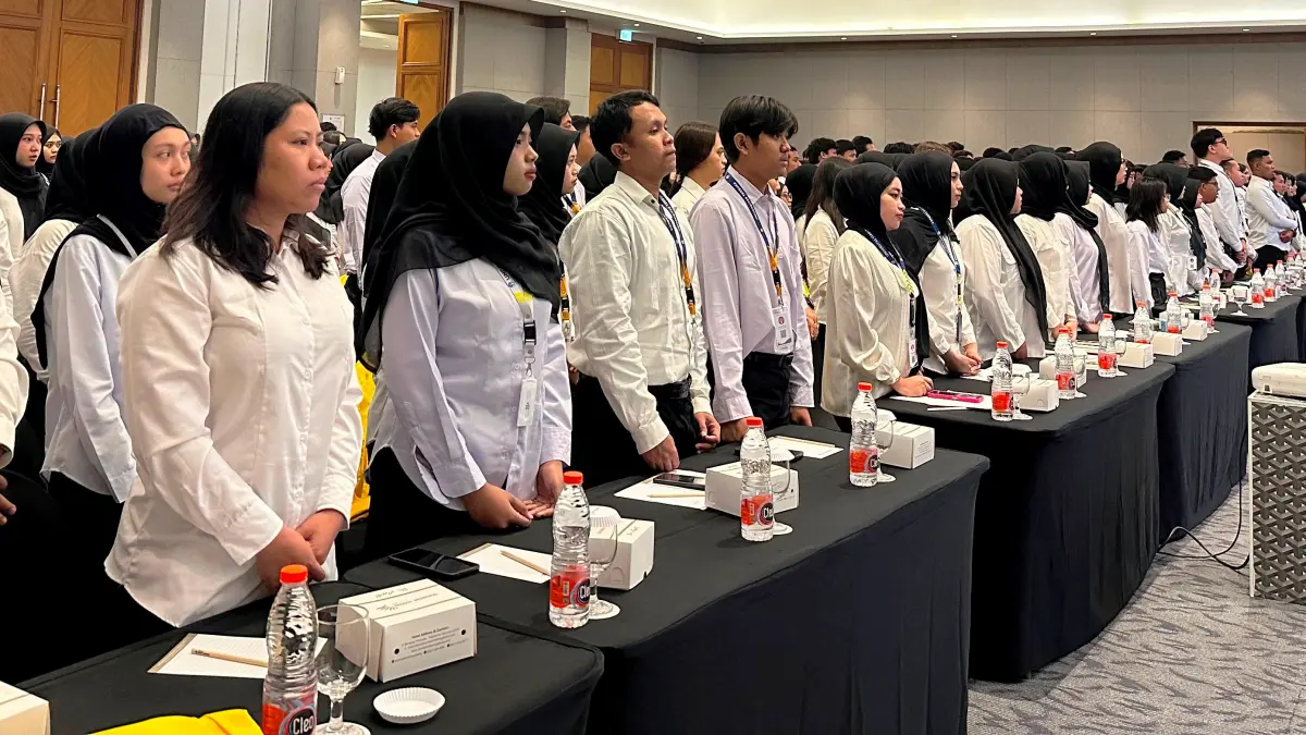 SIGAP: Semua mahasiswa baru berdiri pertanda acara akan segera mulai.