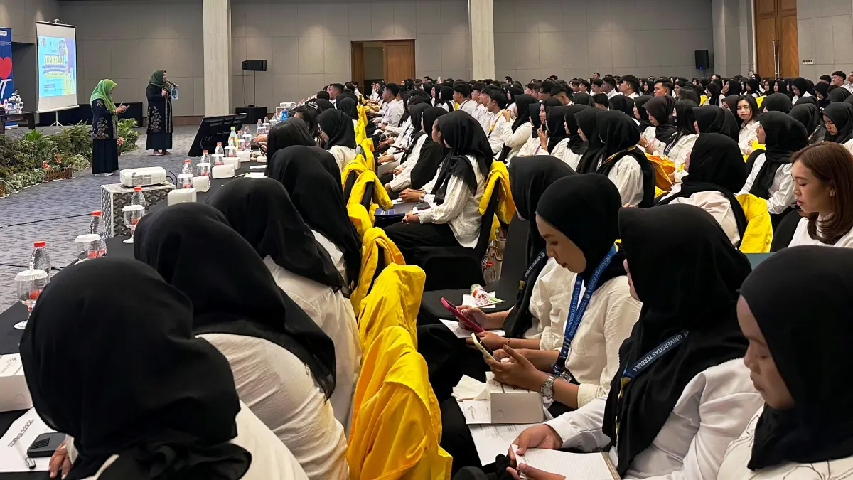 SIMAK: Para mahasiswa baru sedang fokus mendengarkan narasumber saat acara berlangsung.