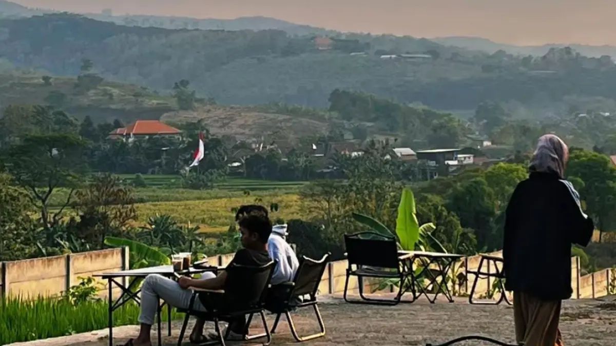Suasana Samping Kebun Gondang di Dusun Pandansari, Desa Wonoploso, Kecamatan Gondang, Kabupaten Mojokerto, yang menawarkan area nongkrong luas dengan pemandangan persawahan dan pegunungan.