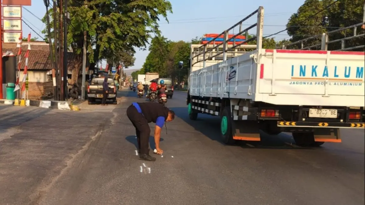 TRAGIS: Petugas Unit Gakkum Satlantas Polres Mojokerto melakukan olah TKP di Jalan Raya Wonosari, Kecamatan Ngoro yang menjadi tempat terjadinya kecelakaan hingga merenggut satu korban jiwa, Selasa (25/8). (Rizal JPRM)