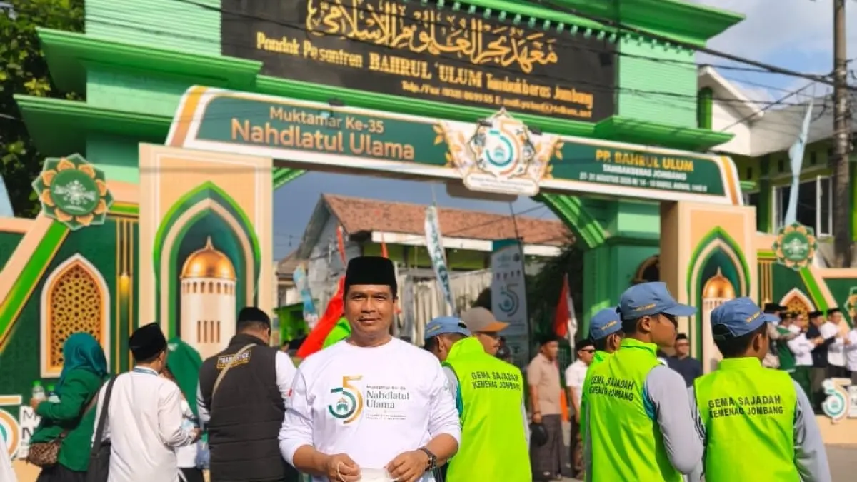 AKSI NYATA: Kepala Kemenag Kabupaten Mojokerto Muttakin bersama relawan Gema Sajadah hadir saat pembukaan Muktamar NU ke-35 di Ponpes Bahrul Ulum Tambakberas, Jombang, kemarin (27/8). (dok Kemenag Kabupaten Mojokerto for JPRM)