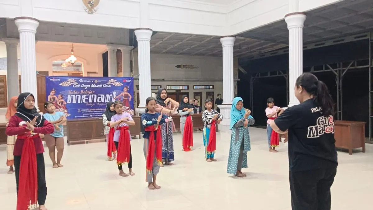 BANGUN SDM:&nbsp;Anak-anak di Desa Gemekan, Kecamatan Sooko belajar menari yang menjadi bagian dari pengembangan wisata desa. (Adi JPRM)