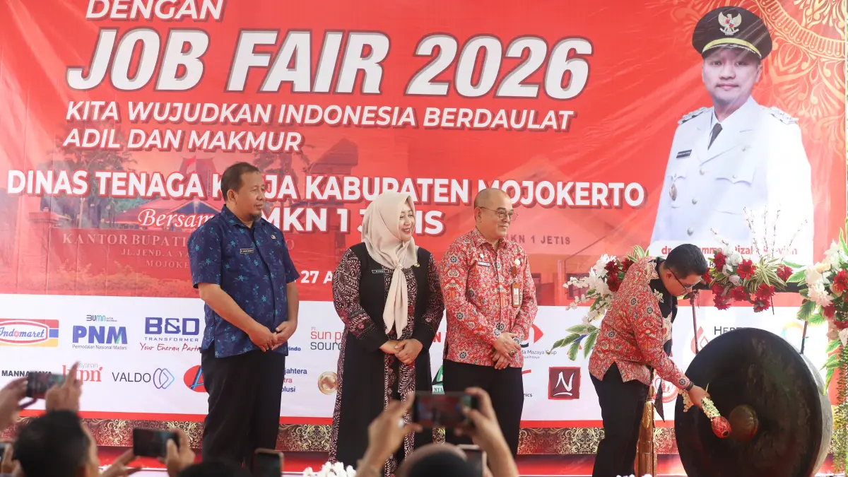 BERSAING UNGGUL: Bupati Muhammad Albarraa membuka kegiatan job fair SMKN 1 Jetis secara simbolis dengan pemukulan gong, Kamis (27/8). (Sofan Kurniawan/JPRM)