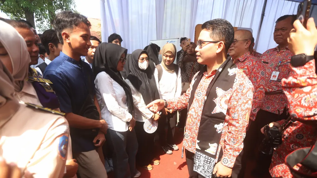 BURSA KERJA: Bupati Mojokerto Muhammad Albarraa menyapa peserta job fair yang digelar di SMKN 1 Jetis, kemarin (27/8). Agenda bursa kerja tersebut menjadi upaya memacu penyerapan angkatan kerja. (Sofan Kurniawan/JPRM)