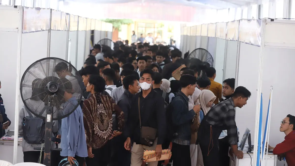 DISERBU PENCAKER: Puluhan stan perusahaan di SMKN 1 Jetis diserbu para pencari kerja. (Sofan/JPRM)