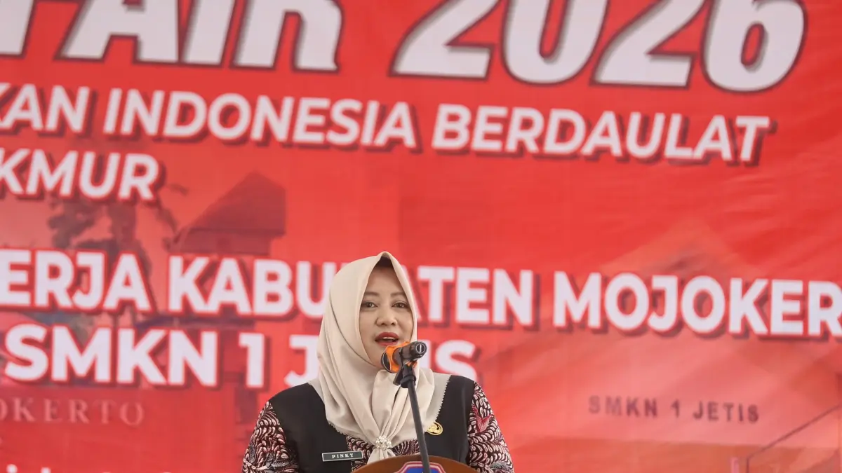 HARAPAN BARU: Kepala Cabdindik Jatim Wilayah Kabupaten-Kota Mojokerto Pinky Hidayati memberikan sambutan kegiatan Job Fair di SMKN 1 Jetis.
