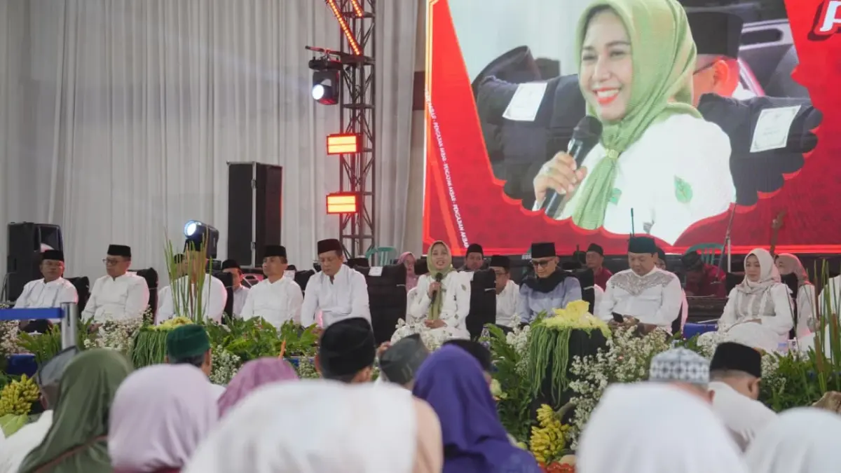 KHIDMAH: Wali Kota Mojokerto Ika Puspitasari mengikuti jalannya Pengajian Akbar dalam rangka Maulid Nabi Muhammad SAW dan HUT ke-81 Kemerdekaan RI di GOR dan Seni Mojopahit, Rabu (26/8). (dok Pemkot Mojokerto for JPRM)