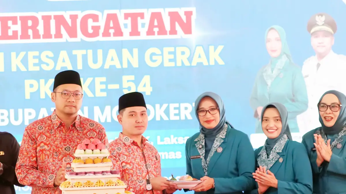 KOLABORASI: Bupati Muhammad Albarraa didampingi Wabup M. Rizal Octavian memberi potongan kue kepada Ketua TP PKK Kabupaten Mojokerto Shofiya Hanak Albarraa saat peringatan HKG PKK ke-54 di Pendapa GMT Pemkab Mojokerto, Kamis (27/8) pagi. (Dori JPRM)