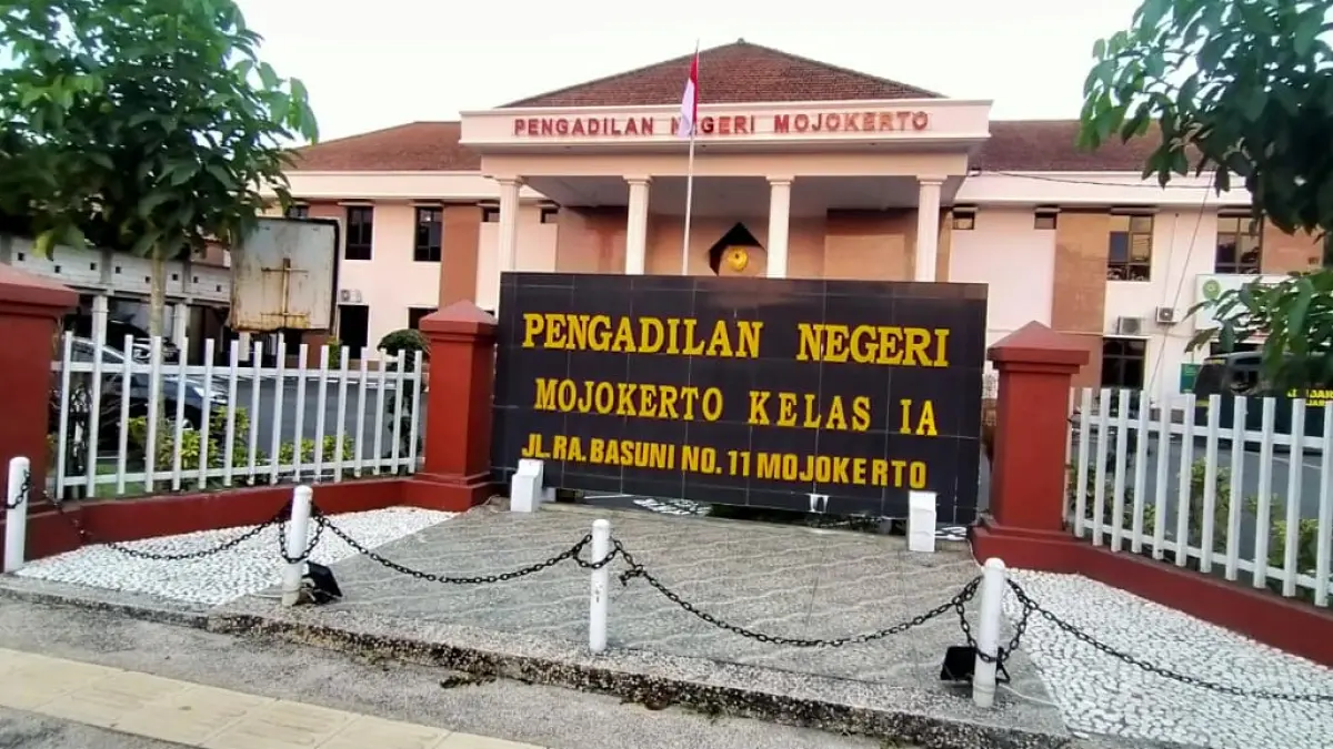 MEJA HIJAU: Kasus tipu gelap tanah kavling yang menyeret PNS Pemkab Pasuruan mulai disidangkan di PN Mojokerto, Rabu (26/8). 